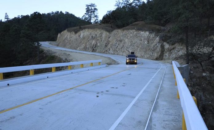 Presidente Jimmy Morales entrega carretera que beneficia a pobladores de Quiché
