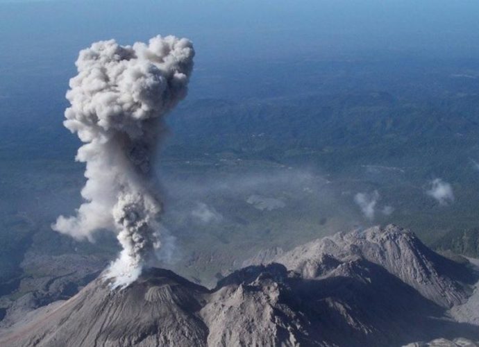 Conred confirma desgasificación débil sobre el cráter del volcán Santiaguito