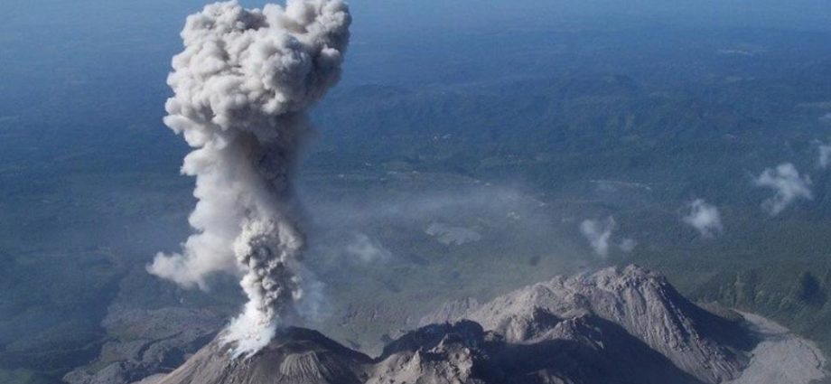 Conred confirma desgasificación débil sobre el cráter del volcán Santiaguito