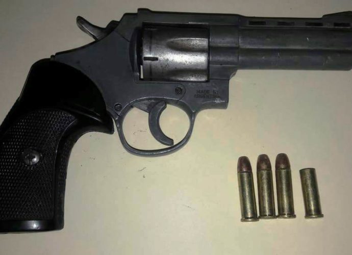 Hermanos capturados con arma de fuego ilegal