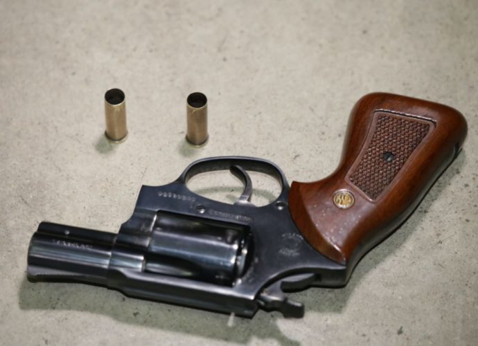 Capturado cuando disparaba con un revólver