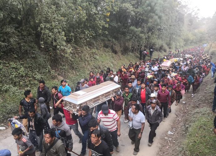 Cientos de personas dan el último adiós a músicos de «Unidos por Cristo» tras fatal accidente de tránsito