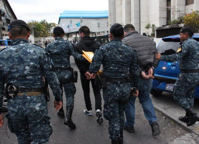Dos promotores de la Trakalosa de Monterrey fueron llevados a Torre de Tribunales