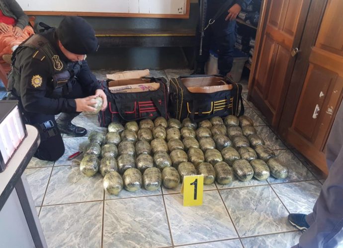 PNC incauta 54 paquetes con marihuana en Izabal