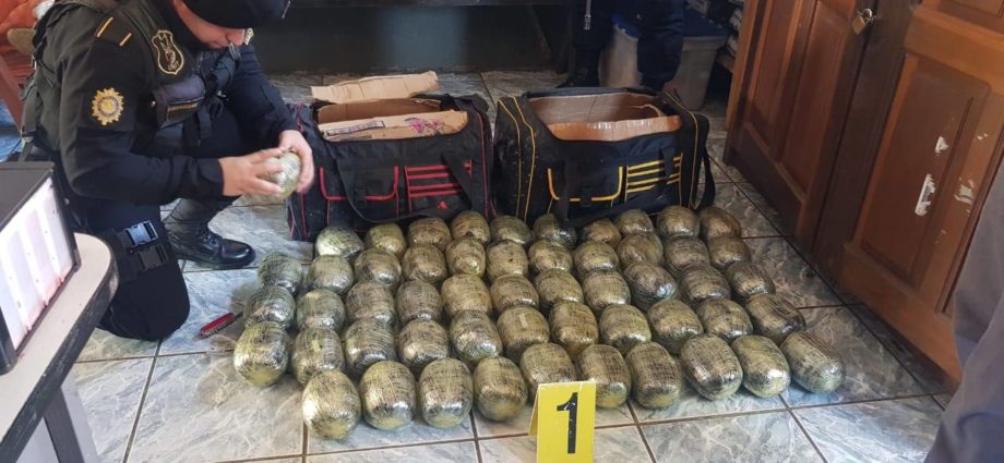 PNC incauta 54 paquetes con marihuana