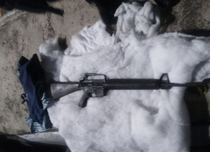 PNC captura a 4 personas con 2 fusiles, entre ellos un policía inactivo