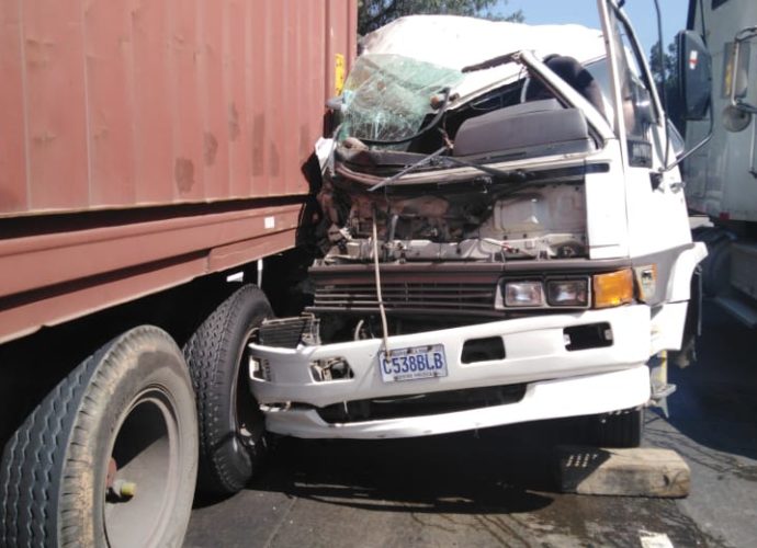 Tránsito complicado por accidente en la bajada de Villa Lobos