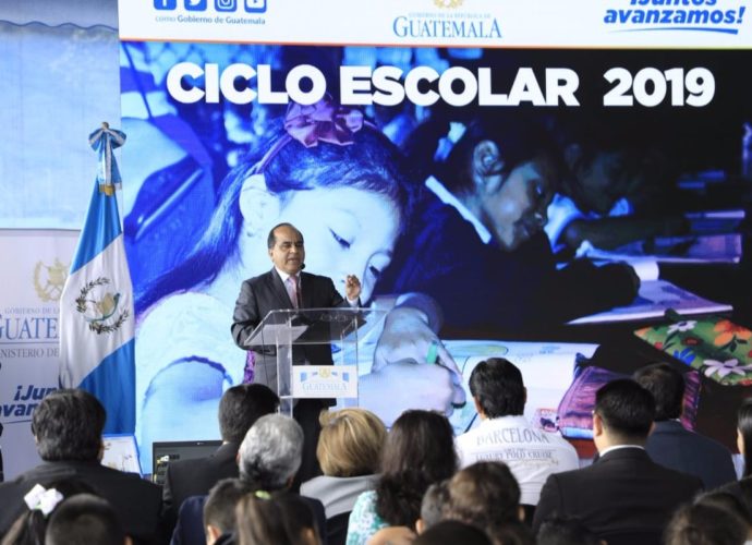 Ciclo Escolar 2019 es inaugurado por ministro de Educación