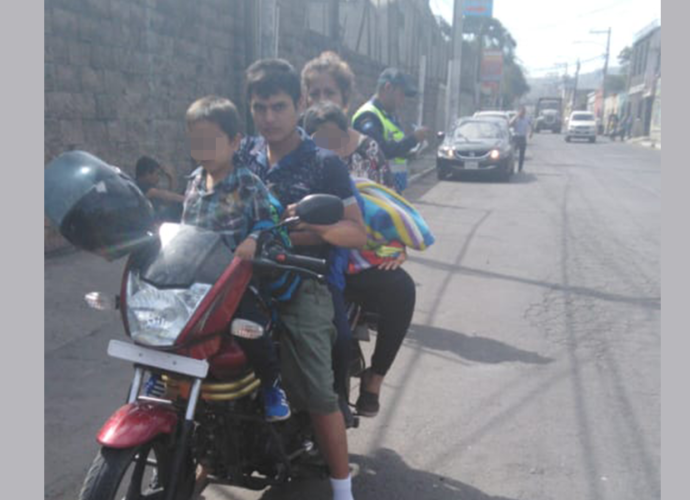 Multado por llevar 5 pasajeros en una motocicleta