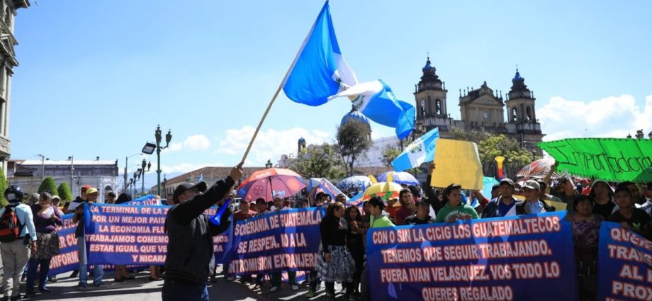 #InformeNacional | Vendedores apoyan decisiones del presidente Jimmy Morales