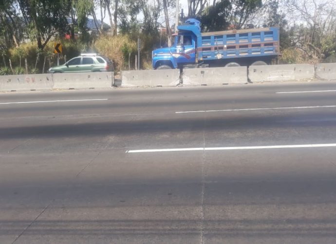 Dos motoristas derrapan por derrame de combustible sobre la cuesta de Villa Lobos