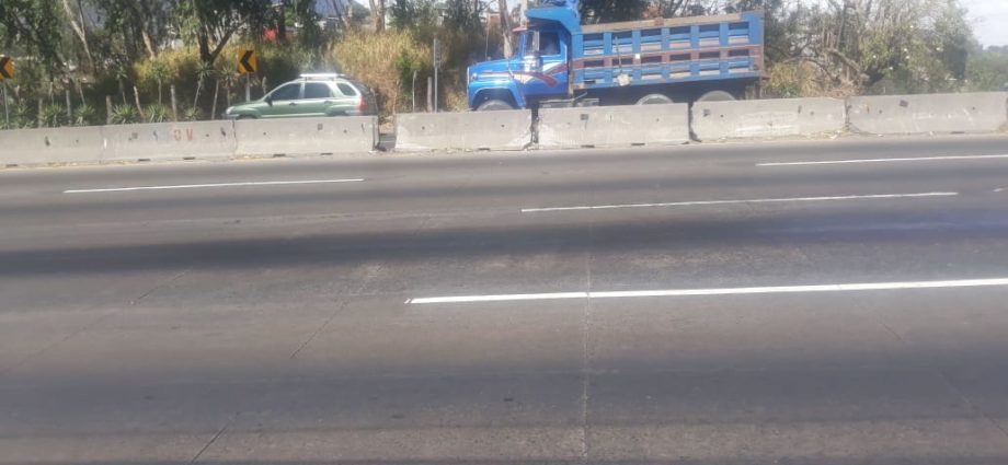 Dos motoristas derrapan por derrame de combustible sobre la cuesta de Villa Lobos