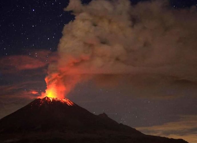 Volcán Popocatépetl mantiene actividad volcánica tras fuerte explosión