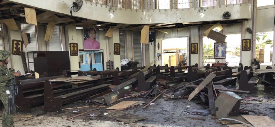 Atentado terrorista dejó 20 muertos y 111 heridos en iglesia católica de Filipinas