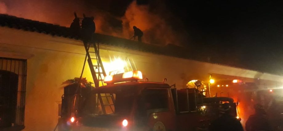Al menos 8 locales fueron consumidos por las llamas tras incendio en Antigua Guatemala