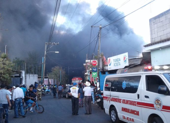 Fuerte Incendio en Sacoj Mixco, destruye al menos 5 viviendas