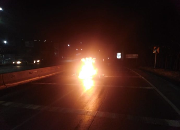 VIDEO: Tras derrapar, motocicleta se incendió en la bajada de Villa Lobos, Villa Nueva