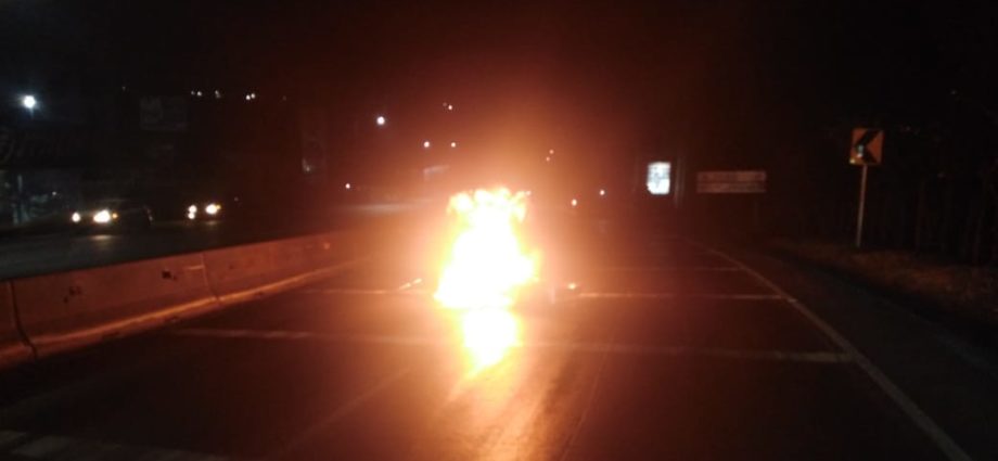 VIDEO: Tras derrapar, motocicleta se incendió en la bajada de Villa Lobos, Villa Nueva