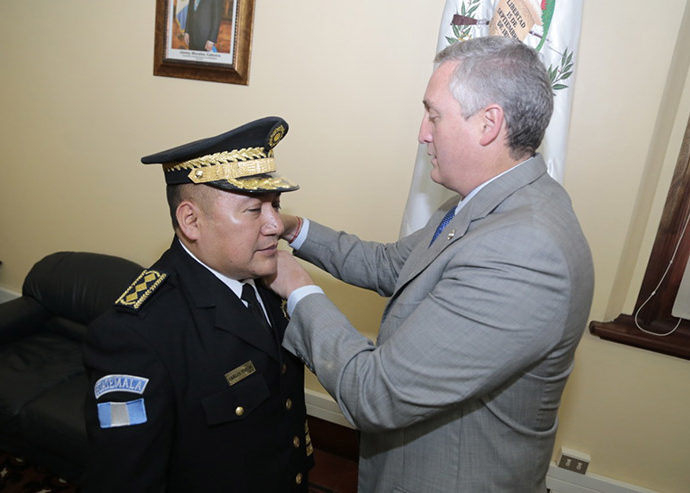 Ministro de Gobernación juramenta a nuevo Director de la Policía Nacional Civil