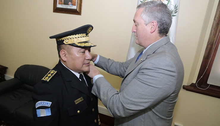 Ministro de Gobernación juramenta a nuevo Director de la Policía Nacional Civil