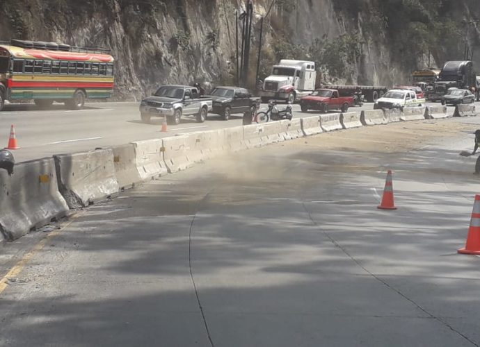 Bus extraurbano derramó combustible en la “bajada de Villa Lobos”