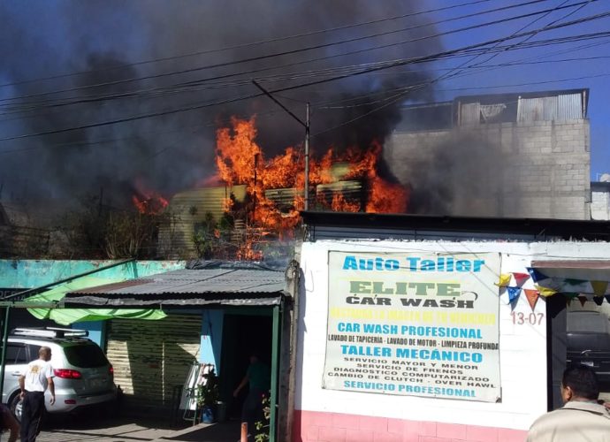 Se registra incendio en vivienda en colonia Santa Fe Zona 13