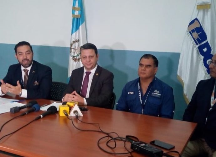 Aeronáutica Civil y Ministerio de Comunicaciones priorizan seguridad de pasajeros en Aeropuerto La Aurora