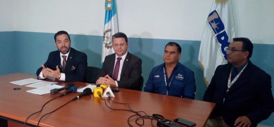 Aeronáutica Civil y Ministerio de Comunicaciones priorizan seguridad de pasajeros en Aeropuerto La Aurora