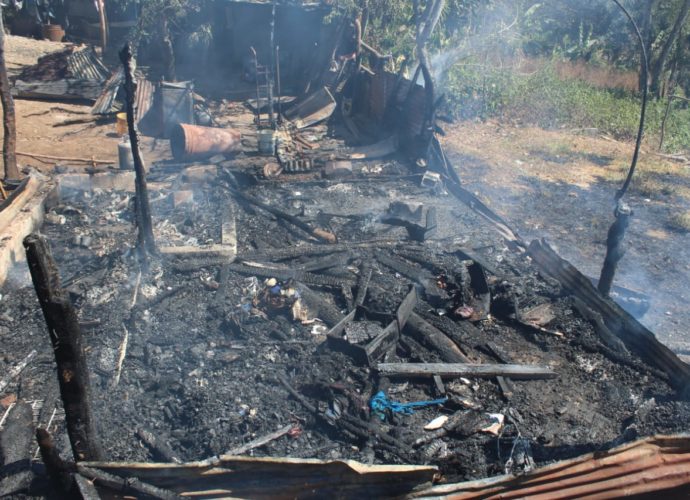 Familia pierde su vivienda en incendio por corto circuito