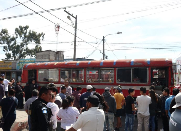Supuesta pandillera pierde ambas manos al intentar lanzar un artefacto explosivo dentro de un bus