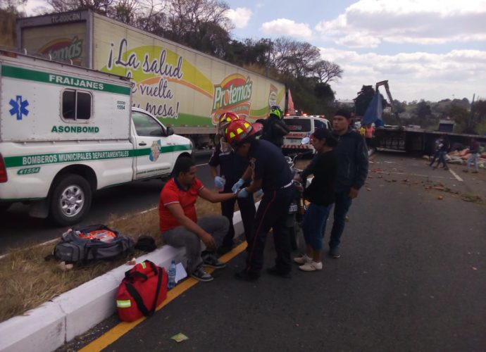 Fuerte accidente en «Vuelta El Chilero» carretera a El Salvador