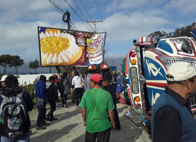 #Tránsito: Bus colisiona con vehículos y vuelca en la Ruta Interamericana