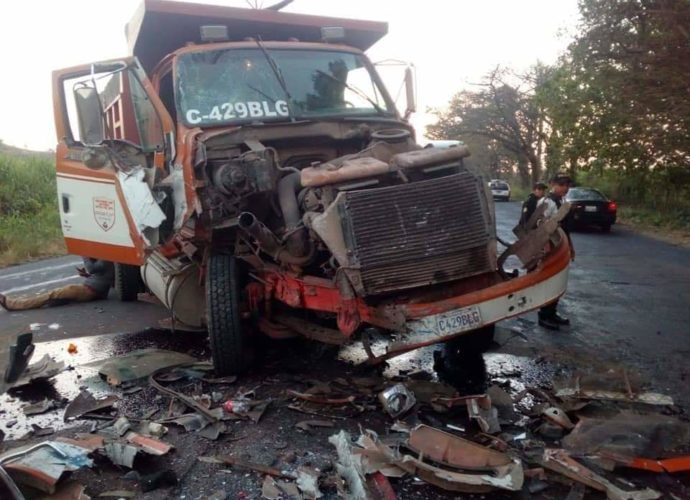 Triple colisión de camiones en Escuintla deja dos heridos