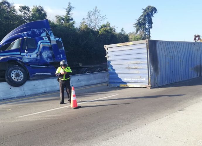 Tráiler volcado en el kilómetro 66 de ruta Interamericana