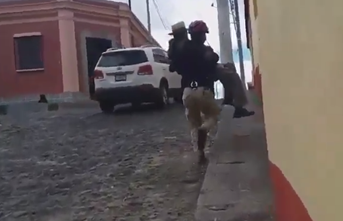 Agente de Politour carga en brazos a un anciano que no podía subir una calle empinada