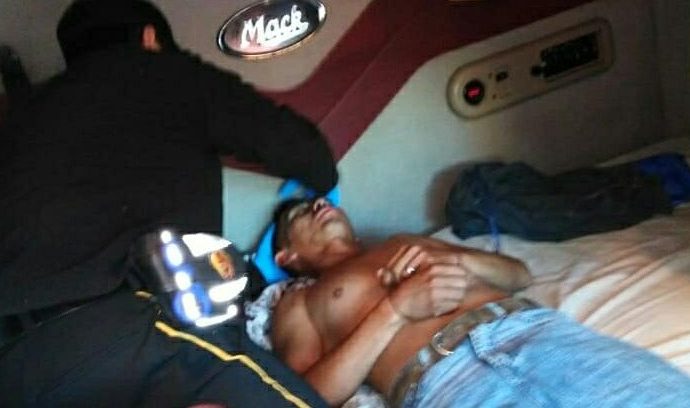 Localizan a piloto atado de manos y pies en la Reformita