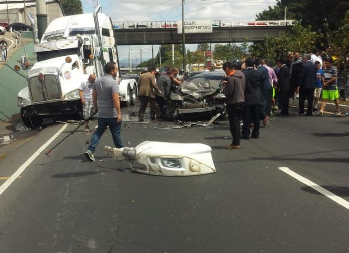 Habilitan paso sobre la Ruta Interamericana tras accidente entre camión y vehículo