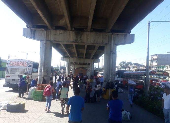 Manifestación de pilotos de buses de Amatitlán en CENMA