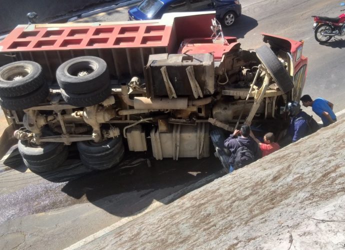 Camión volcado en el Anillo Periférico, zona 7