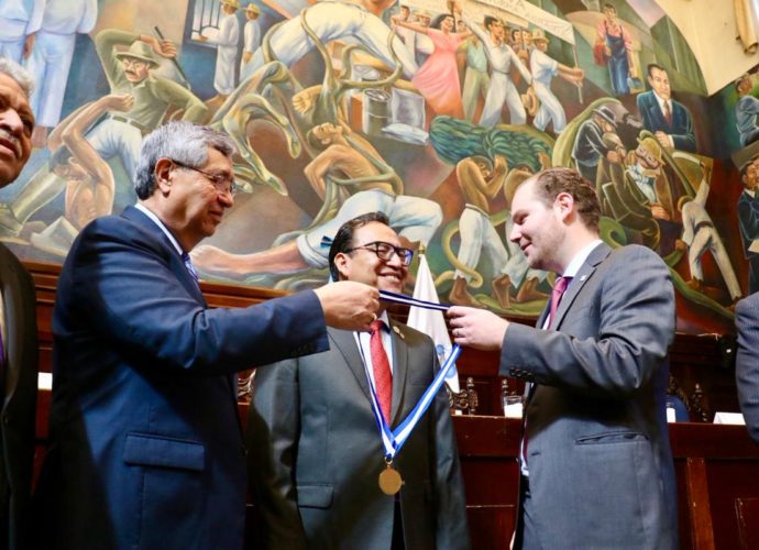 Otorgan medalla de Ciencia y Tecnología 2017 al Doctor Carlos Orozco