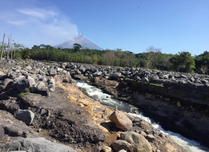 Alerta en caudales de los ríos Achiguate y Coyolate por sedimentos del volcán de Fuego