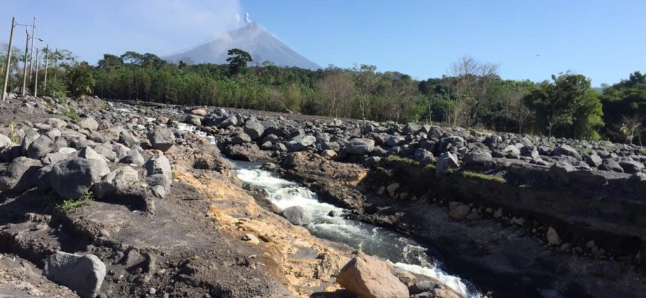 Alerta en caudales de los ríos Achiguate y Coyolate por sedimentos del volcán de Fuego