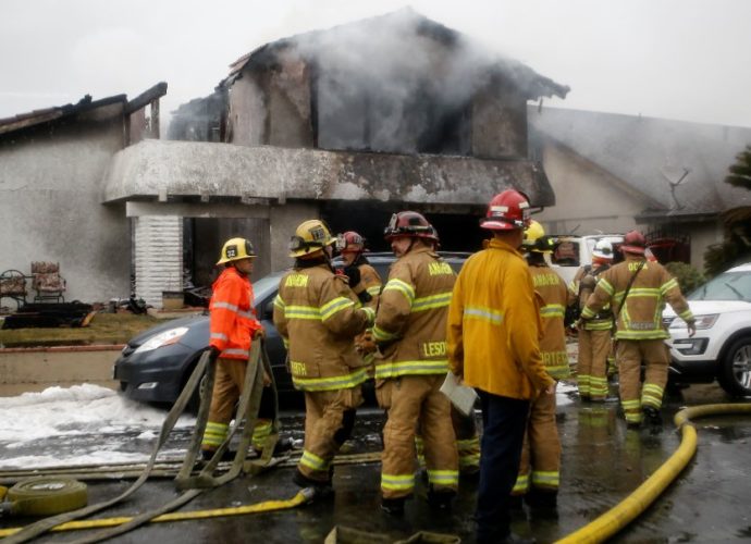 Avioneta se estrella contra una vivienda en California y deja 5 muertos