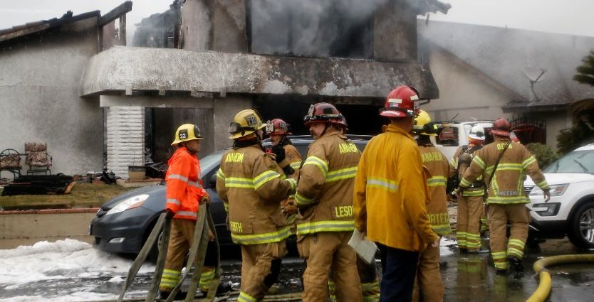 Avioneta se estrella contra una vivienda en California y deja 5 muertos