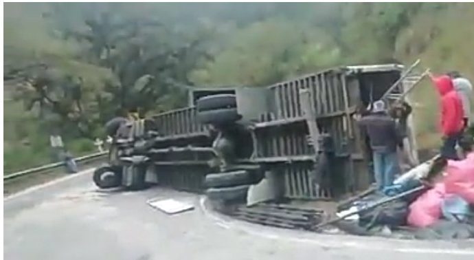 Se accidenta camión que transportaba equipo de la agrupación “Checha y su India Maya”