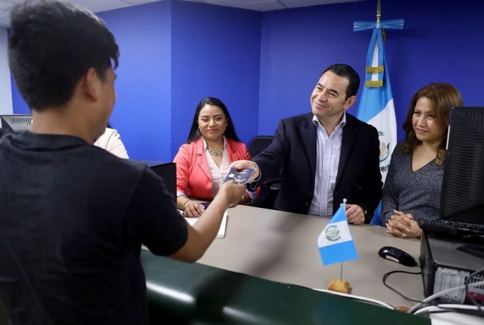 Incrementa en 26.38 por ciento la entrega de pasaportes a guatemaltecos en Estados Unidos