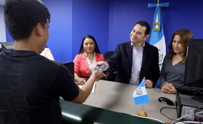 Incrementa en 26.38 por ciento la entrega de pasaportes a guatemaltecos en Estados Unidos