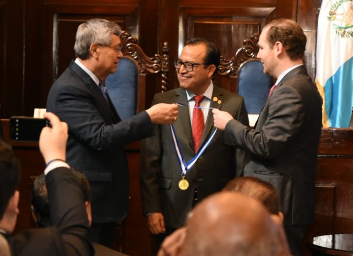 Gobierno de Guatemala condecora al investigador Carlos Alonso Orozco