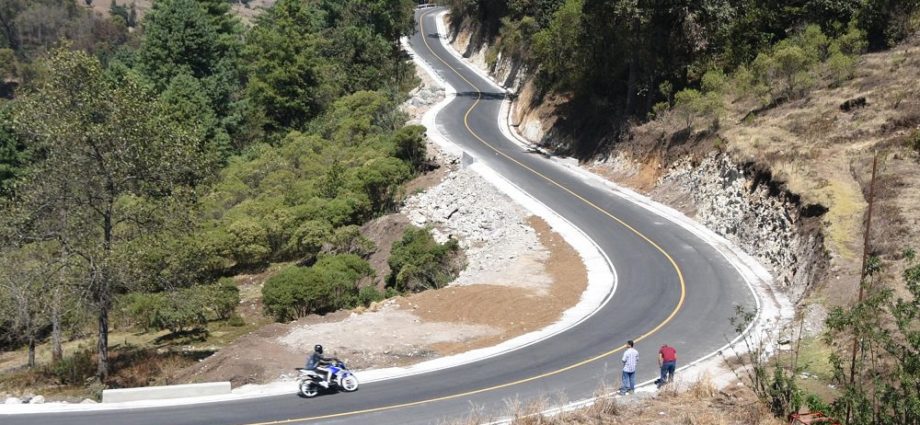 Realizan mejoramiento de carretera de 3.43 kilómetros en Totonicapán