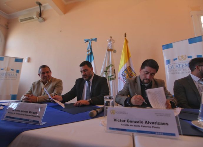 Ministerio de Ambiente y Municipalidad de Santa Catarina Pinula firmaron convenio para fortalecer el cuidado del ambiente